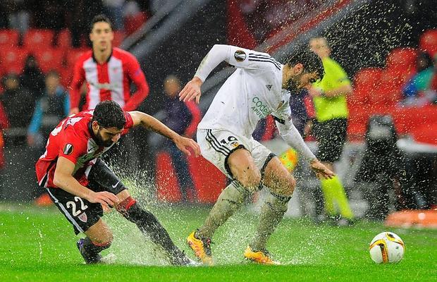 Barragán se lleva el balón ante Raúl García