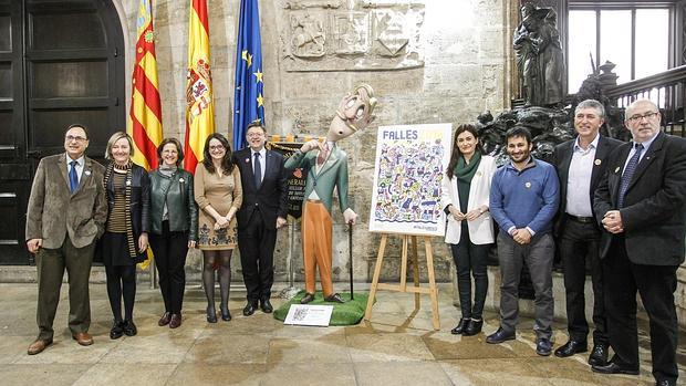 Imagen de Puig y sus conseller con el cartel de apoyo a la candidatura de las Fallas