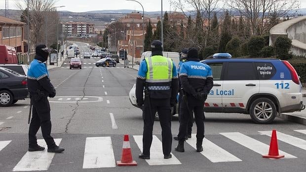 Despliegue de efectivos policiales en el barrio de la zona sur de Ávila capital donde se han producido 2 tiroteos