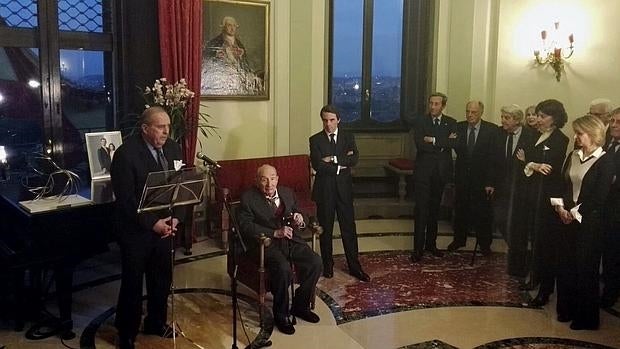 Javier Elorza, embajador de España en Roma, junto a Sartori -sentado- y José María Aznar, en la entrega del Premio FAES