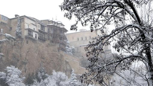 Vista de las Casas Colgadas de Cuenca bajo una intensa nevada