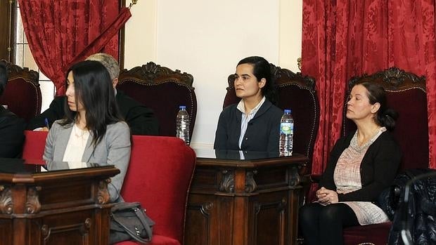 Montserrat, Triana y Raquel Gago, durante el juicio