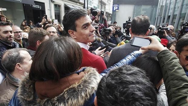 Pedro Sánchez, ayer junto a Besteiro (de espaldas) durante su paseo por La Coruña