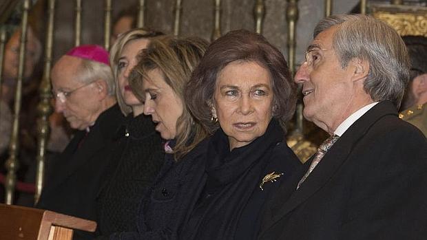 La Reina Sofía con el alcalde de Ávila, José Luis Rivas, al inicio del concierto