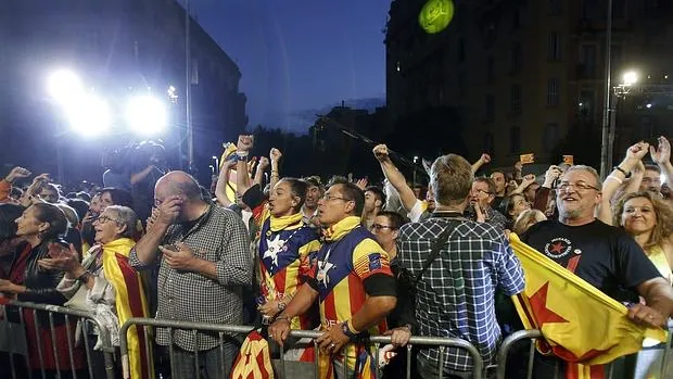 Partidarios de la independencia catalana aguardan el resultado de las elecciones de 2015