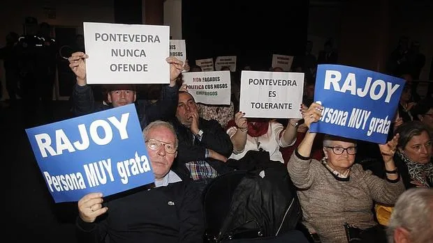 Vecinos de Pontevedra protestando contra la decisión que declara a Rajoy «persona non grata» en la localidad