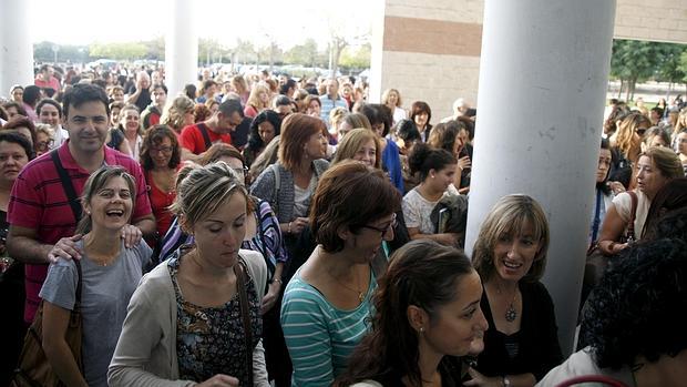 Imagen de archivo de los aspirantes a unas oposiciones de Sanidad en Alicante