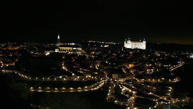 Vista panorámica nocturna del casco histórico de Toledo