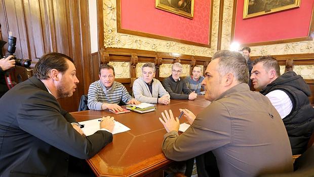 Encuentro del comité de empresa de Lauki con el alcalde de Valladolid, Óscar Puente