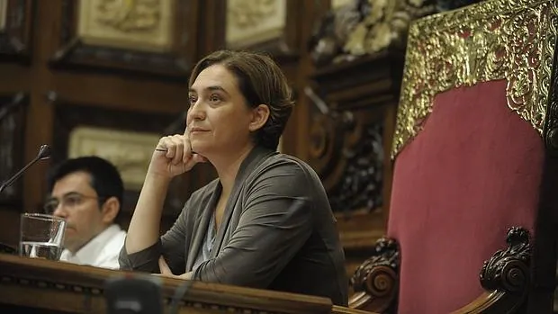 Ada Colau, presidiendo un pleno municipal en Barcelona