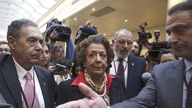 Rita Barberá pide «respeto» al llegar al Senado