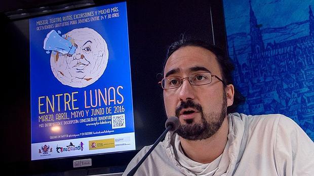 Diego Mejías, concejal de Juventud, presentó el programa cuyo cartel ha sido diseñado por el pintor toledano Alfredo Copeiro