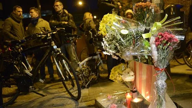 Altar al ciclista atropellado en la calle de Alberto Alcocer, la semana pasada
