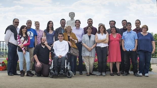 Manuela Carmena junto a los 19 concejales de Ahora Madrid en Las Vistillas, un día después de las elecciones del 24 de mayo