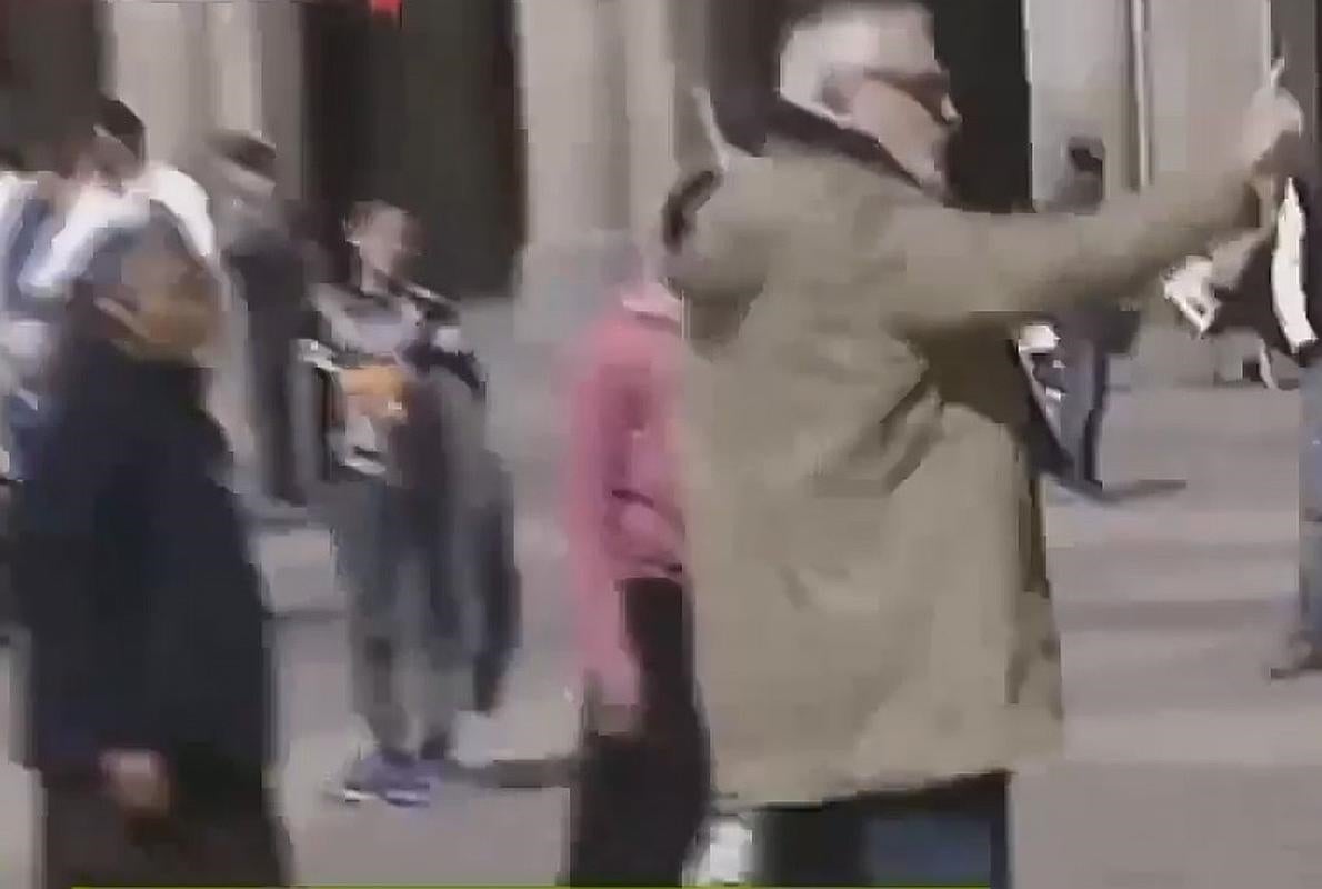 Escena del vídeo donde defiende a las mendigas mientras dice a los hinchas: «¡Eso no se hace!»