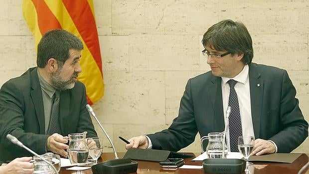 Carles Puigdemont, presidente de la Generalitat, junto al presidente de la ANC, Jordi Sánchez