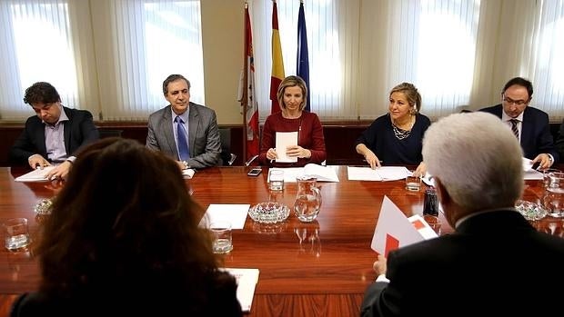 La vicepresidenta de la Junta, Rosa Valdeón, y la consejera de Familia, Alicia García, durante la reunión con las ONG responsables de la recepción de refugiados