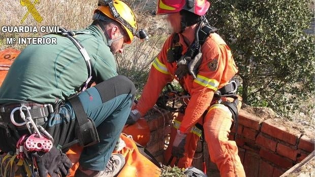 La Guardia Civil y los Bomberos sacan el cuerpo del respiradero