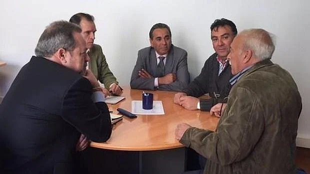 Los concejales del PP Jesús Labrador y José López Gamarra con miembros de la Asociación Gitana de Toledo