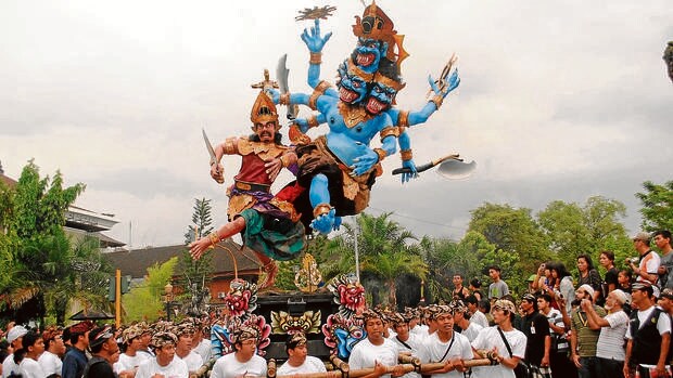 Un Ogoh-ogoh, de inspiración mitológica, a cuestas por las calles de Bali