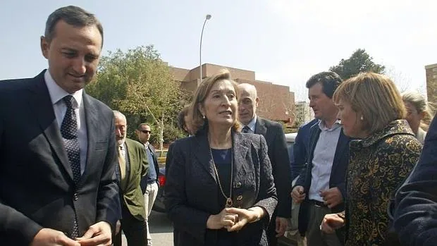 La ministra Ana Pastor, junto al presidente de la Diputación de Alicante, César Sánchez.