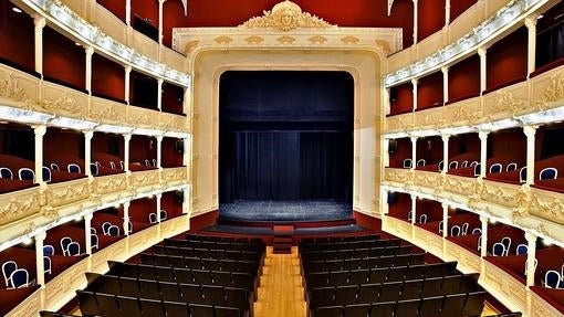 El teatro Principal de Palencia, visto desde el fondo