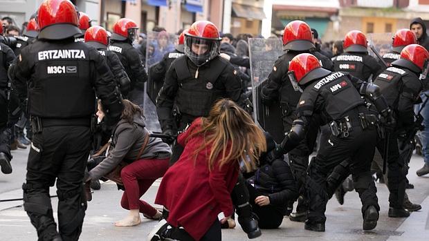 Nueve detenidos en Vitoria tras una manifestación estudiantil «abertzale» que derivó en batalla campal