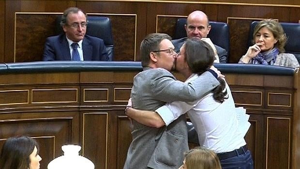 El beso entre Domènech e Iglesias no fue casualidad ni cosa de la emoción del momento