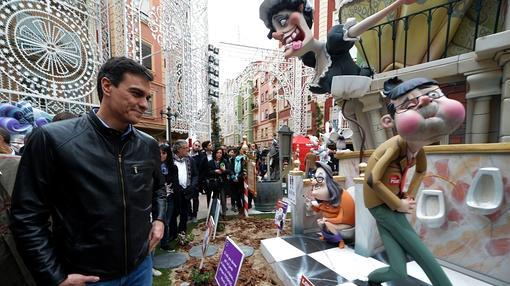 Pedro Sánchez visita una de las fallas con crítica política