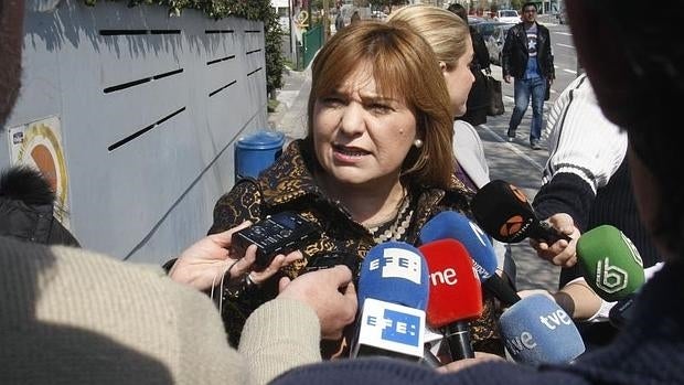 Isabel Bonig atiende a los medios en Alicante, el pasado jueves