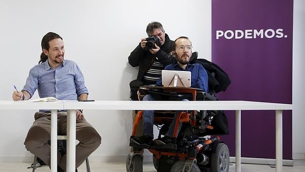 Pablo Echenique junto a Pablo Iglesias en un acto en Zaragoza