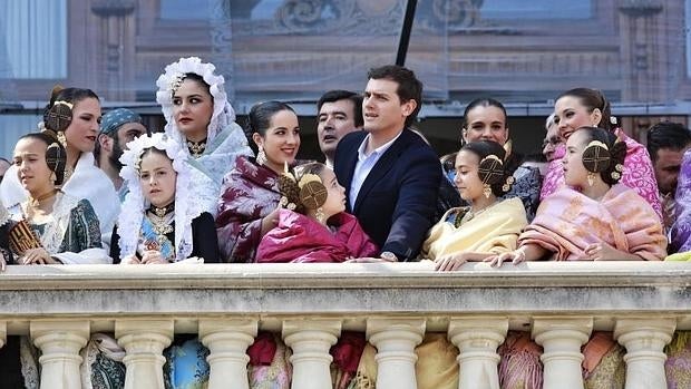 Albert Rivera, en el balcón del Ayuntamiento durante la mascletà del jueves