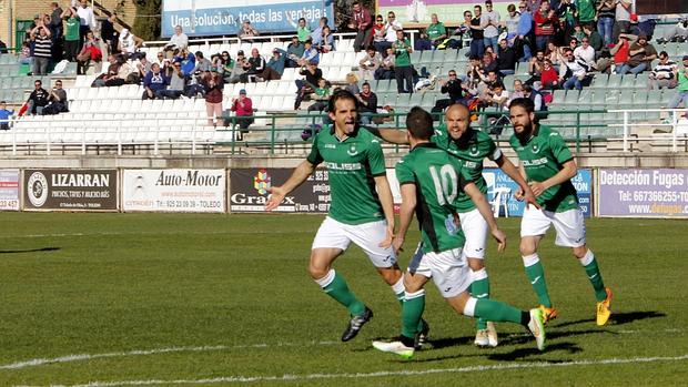 Foto de archivo de Juan Esnáider celebrando un gol con sus compañeros de equipo