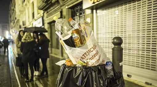 Imagen de los restos de bebidas en las calles de Valencia