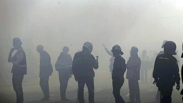 Imagen de efectivos policiales y de los bomberos en las calles de Valencia