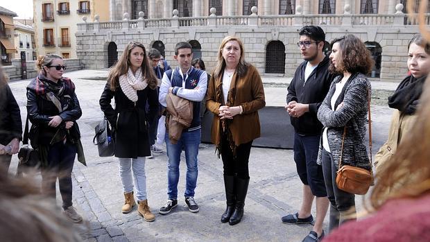 La concejal de Turismo guarda un minuto de silencio junto a jóvenes estudiantes Erasmus