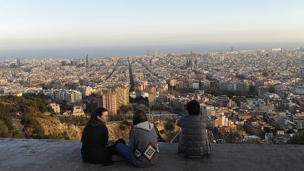 Vista de Barcelona desde los cañones del Turó de la Rovira