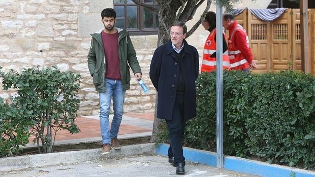 El padre de Serena, una estudiante italiana de Farmacia de 22 años, junto a uno de sus compañeros