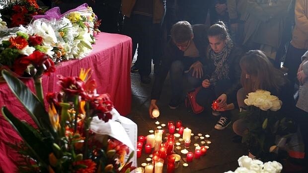 Estudiantes encienden velas en recuerdo de las víctimas