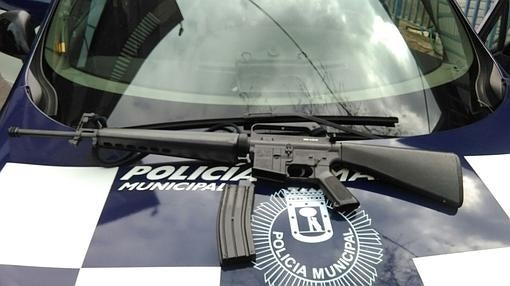 Fusil de asalto simulado, parecido a un M-16