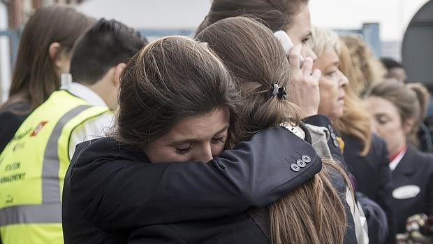 Dos trabajadoras del aeropuerto de Bruselas se abrazan tras los atentados