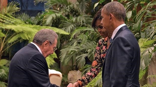 Michelle Obama saluda a Raúl Castro en presencia de Barack