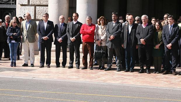 Imagen del minuto de silencio en respulsa por los atentados celebrado este miércoles en Valencia