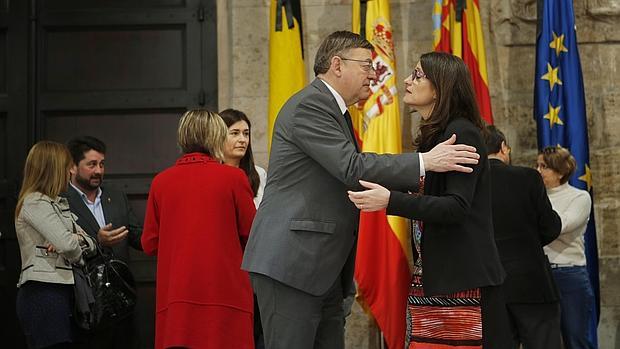 Puig saluda a Oltra, este miércoles, en el Palau de la Generalitat