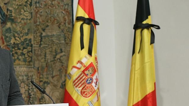 Banderas de España y Bélgica con crespones negros en el Consejo de Gobierno