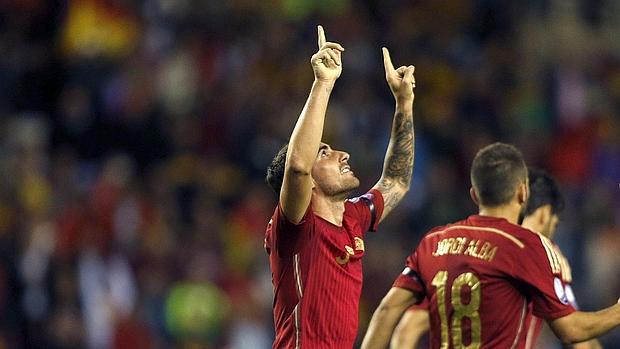 Paco Alcácer, en una imagen de archivo celebra un gol con España