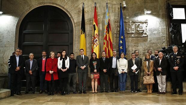 Imagen del minuto de silencio guardado en el Palau de la Generalitat por los atentados en Bruselas