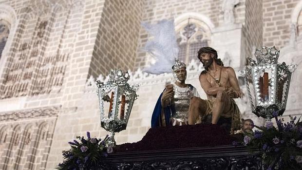 El Cristo de la Humildad en su salida del monasterio de San Juan Reyes