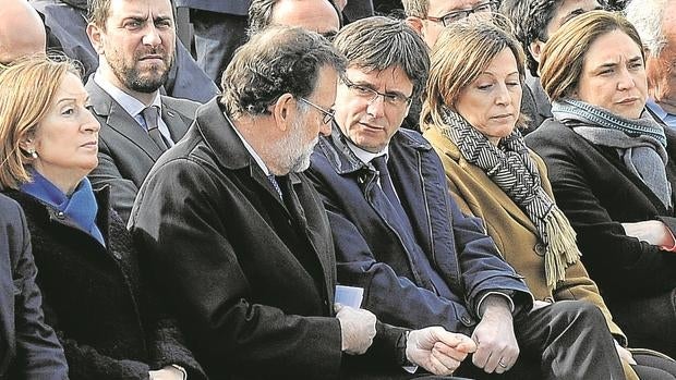 Rajoy, Puigdemont y otras autoridades, en el homenaje a las víctimas del avión de Germanwings