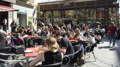 Terraza llena de turistas, ayer, junto al Mercado de San Miguel